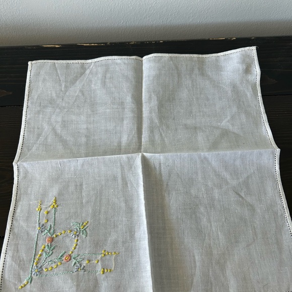 Vintage hand embroidered hankies - Picture 3 of 9
